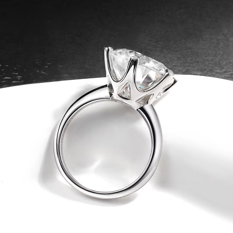 Women's 0.5/1/2/3/5/10 Carat Exquisite White Moissanite Six-Clawed Ring